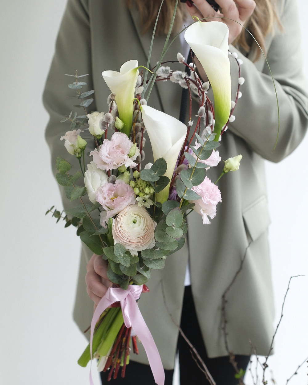 Букет с каллами, ранункулюсом и вербой