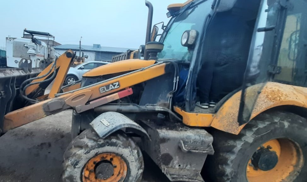 ELAZ BL 880 Экскаватор-погрузчик BL 880 (Дизельный, 4,4 л, 100 л.с., МТ)