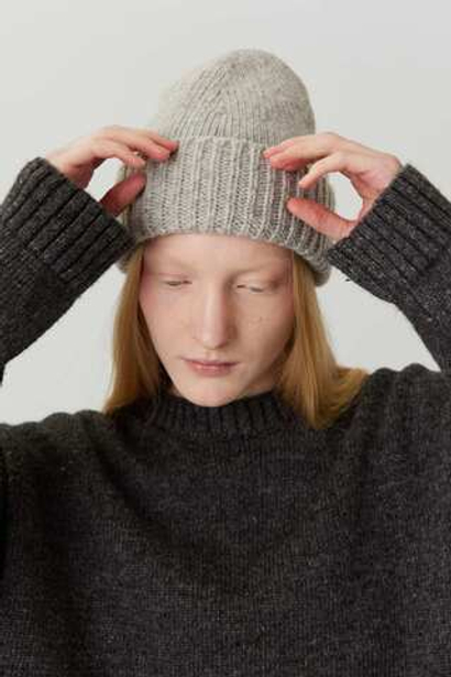 Шапка из шерсти светло-серого цвета