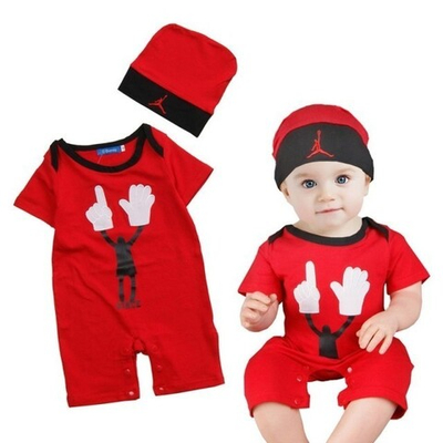 Комплект из комбинезона с аппликацией и шапочки с вышивкой