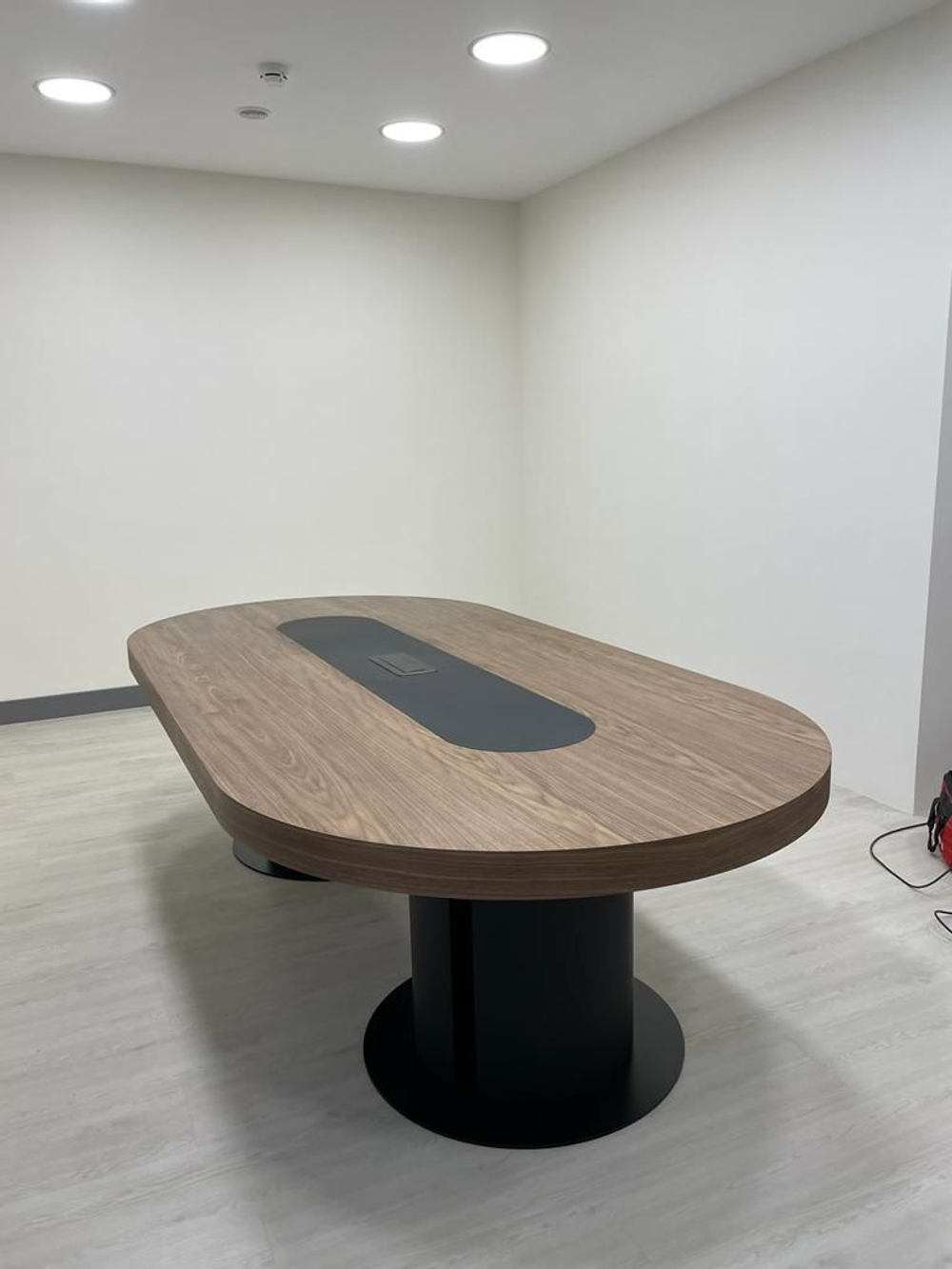 Конференц-стол большой овальный с деревянной столешницей и кабель-менеджментом