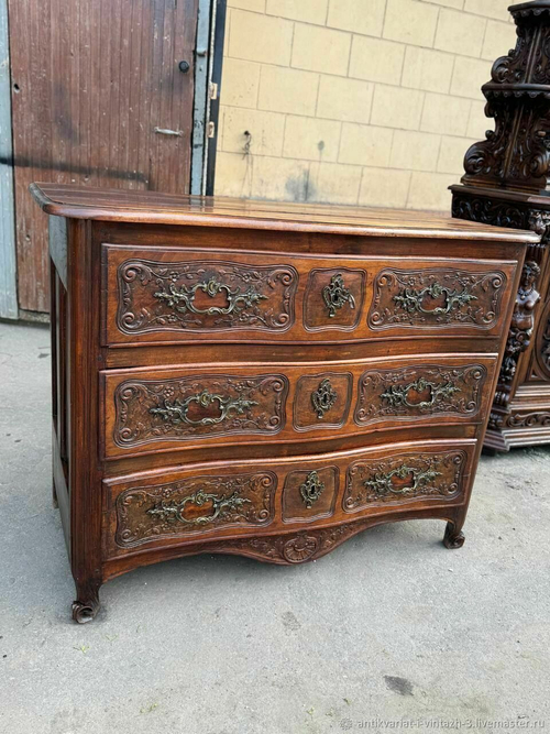 Старинный комод