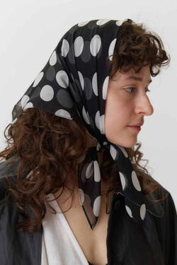 Косынка из шелка черная в белый горох