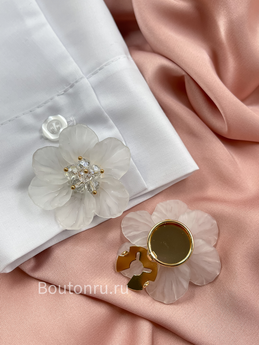 Накладка на пуговицу золотистая в форме цветка с полупрозрачными лепестками