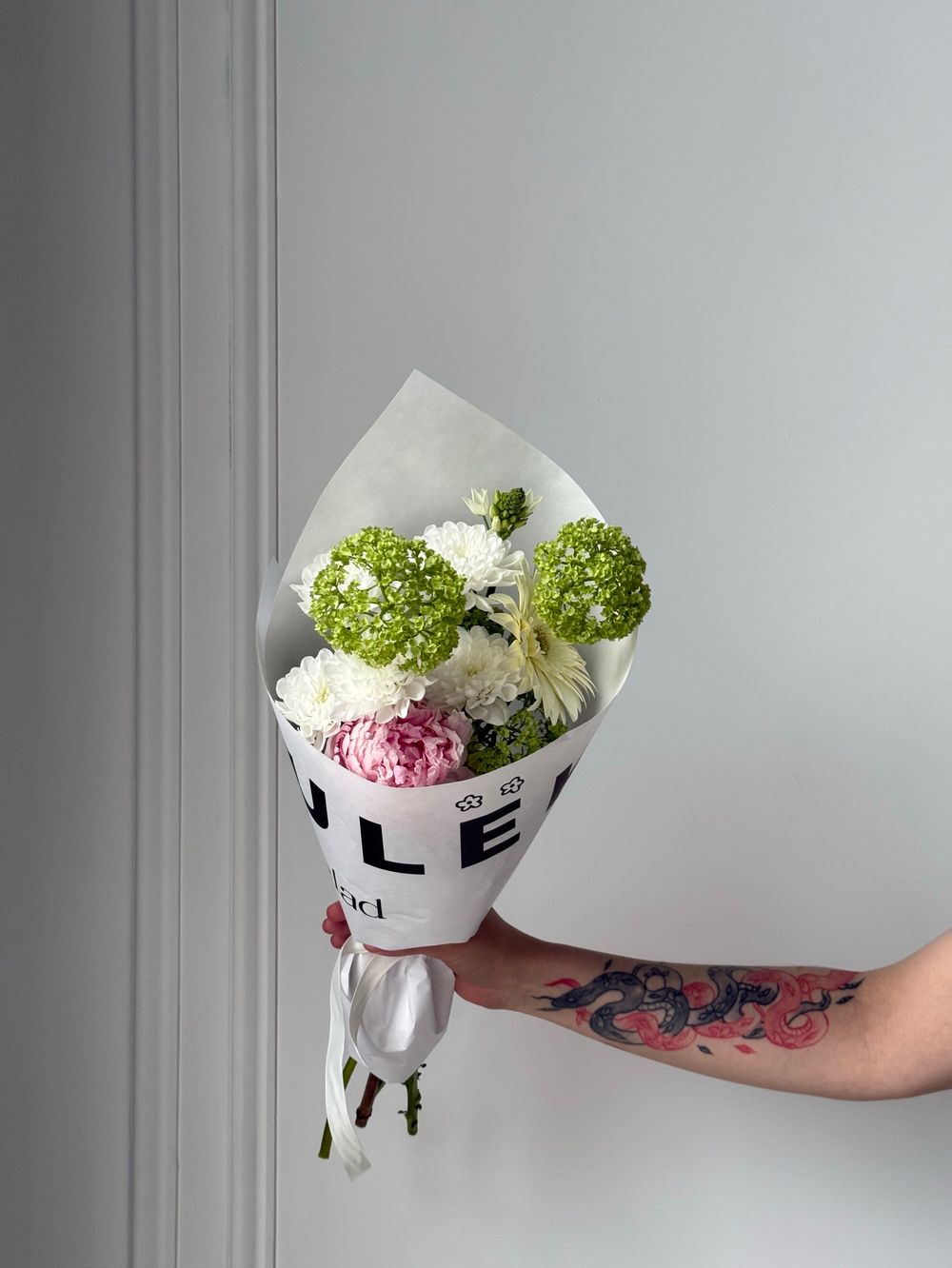 Кулек сборный из хризантемы, орнитогалума, пиона и вибурнума