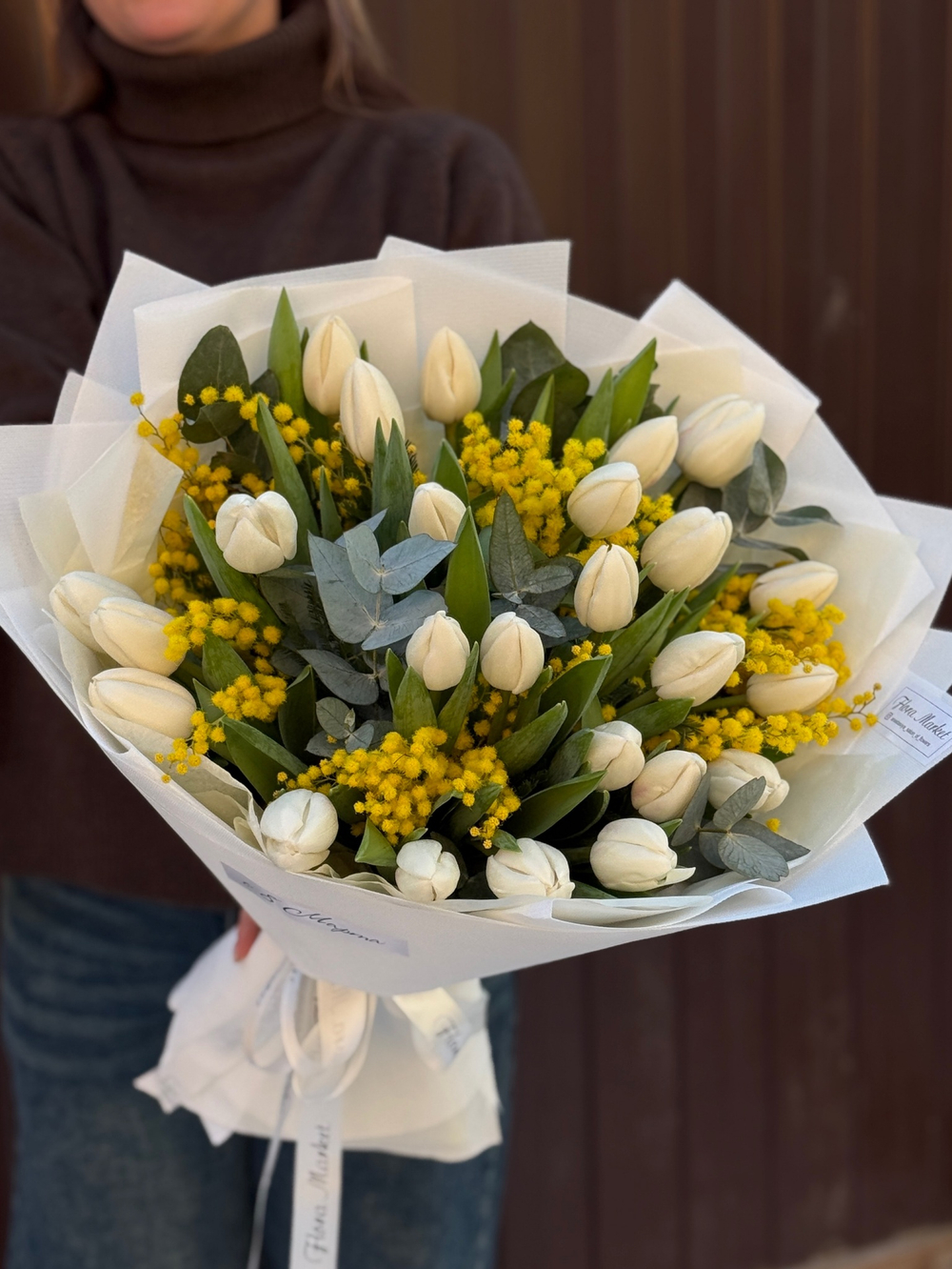 Белые тюльпаны, эвкалипт и воздушная мимоза в элегантном оформлении от Флора Маркет