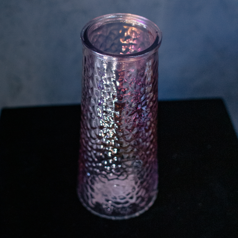 5. Розовая стеклянная ваза с бензиновым блеском