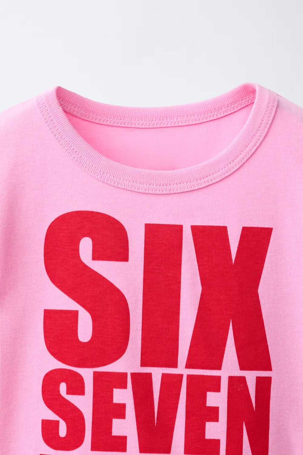 ZARA ФУТБОЛКА С ПРИНТОМ TEAM SIX SEVEN, НЕОНОВЫЙ РОЗОВЫЙ