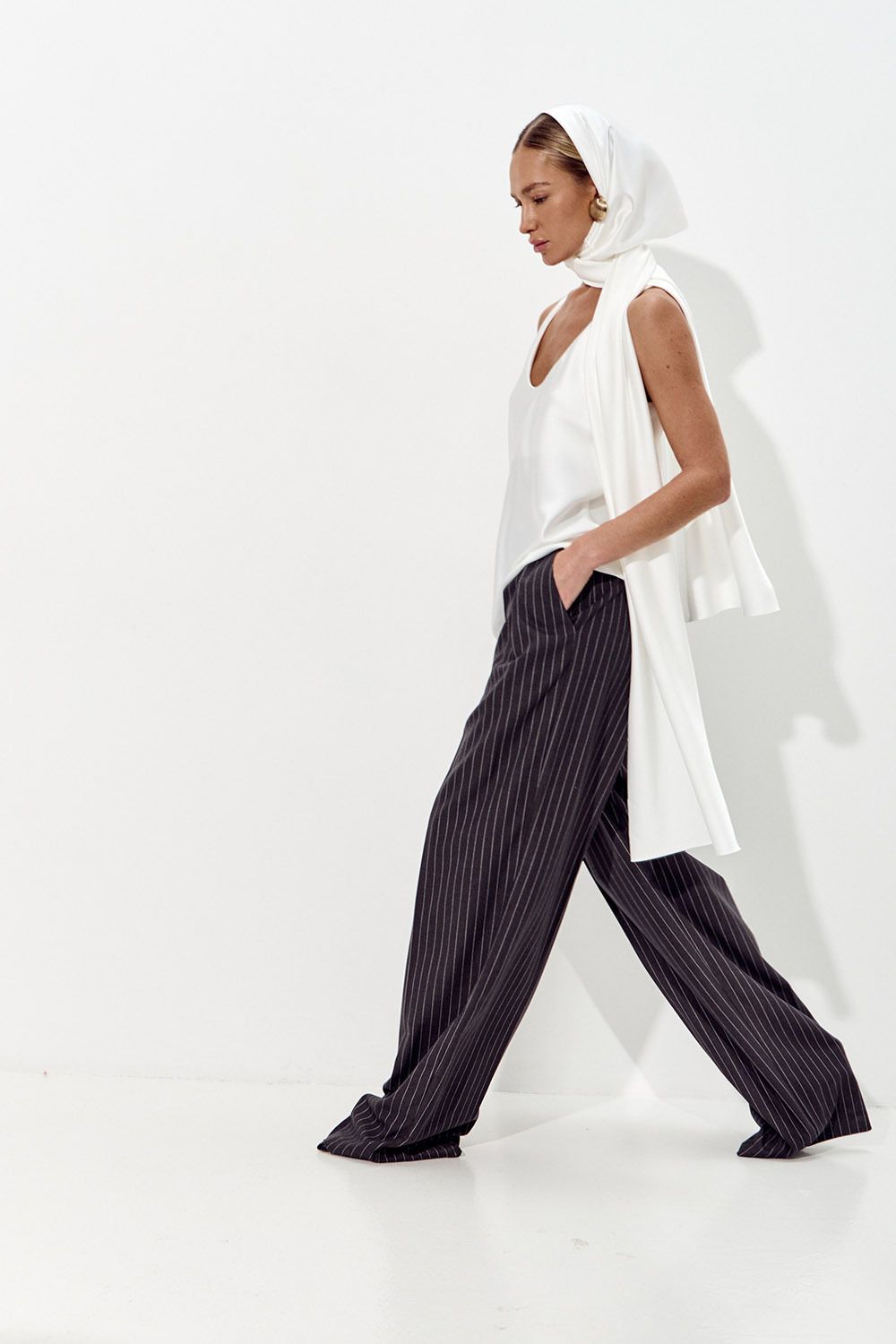 Майка из атласа с глубоким вырезом кремового цвета