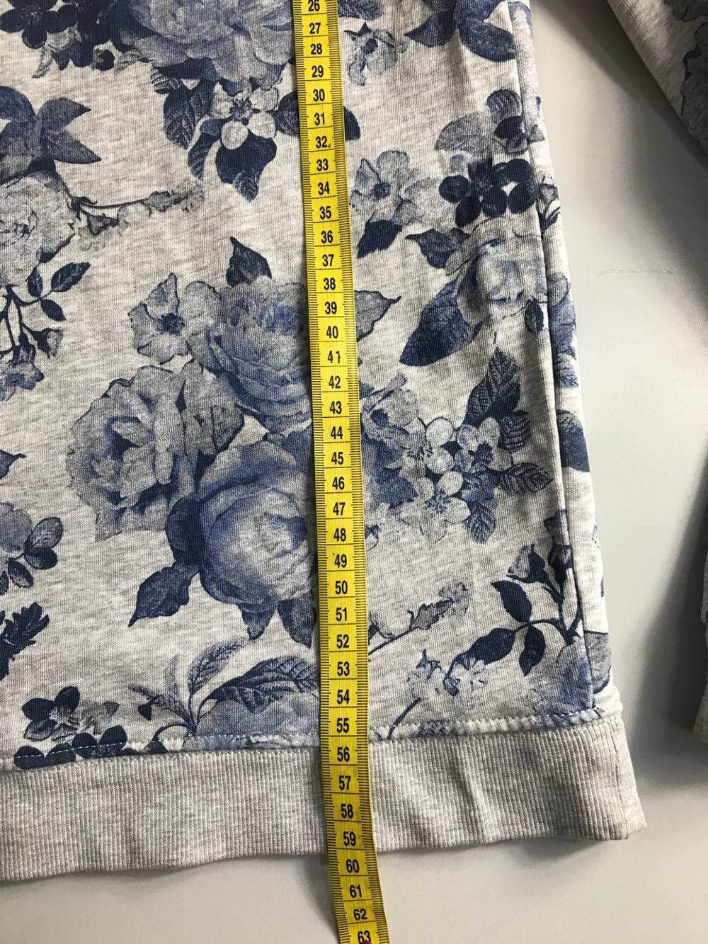 Свитшот Ostin со стильным принтом, маркировка М, визуально на 46 размер