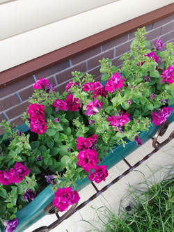 Садовый цветник ящик на подставке узор