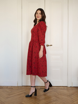 Платье с вырезом-сердечко