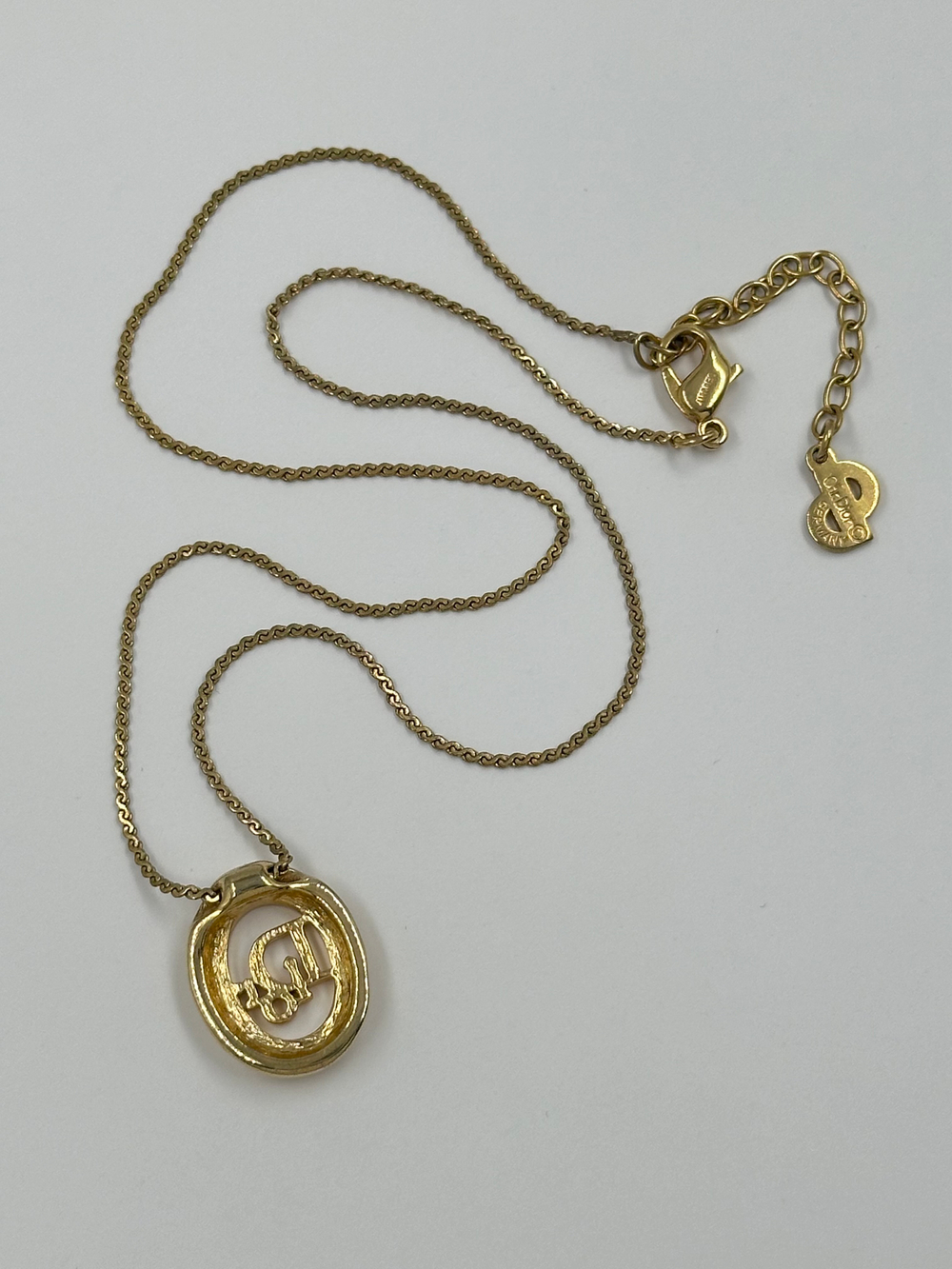 Кулог с лого Christian Dior