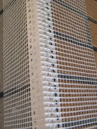 Уголок пластиковый (ПВХ) с армирующей сеткой 7+7см, для углов и откосов, длина 1.5 метра - 10 штук