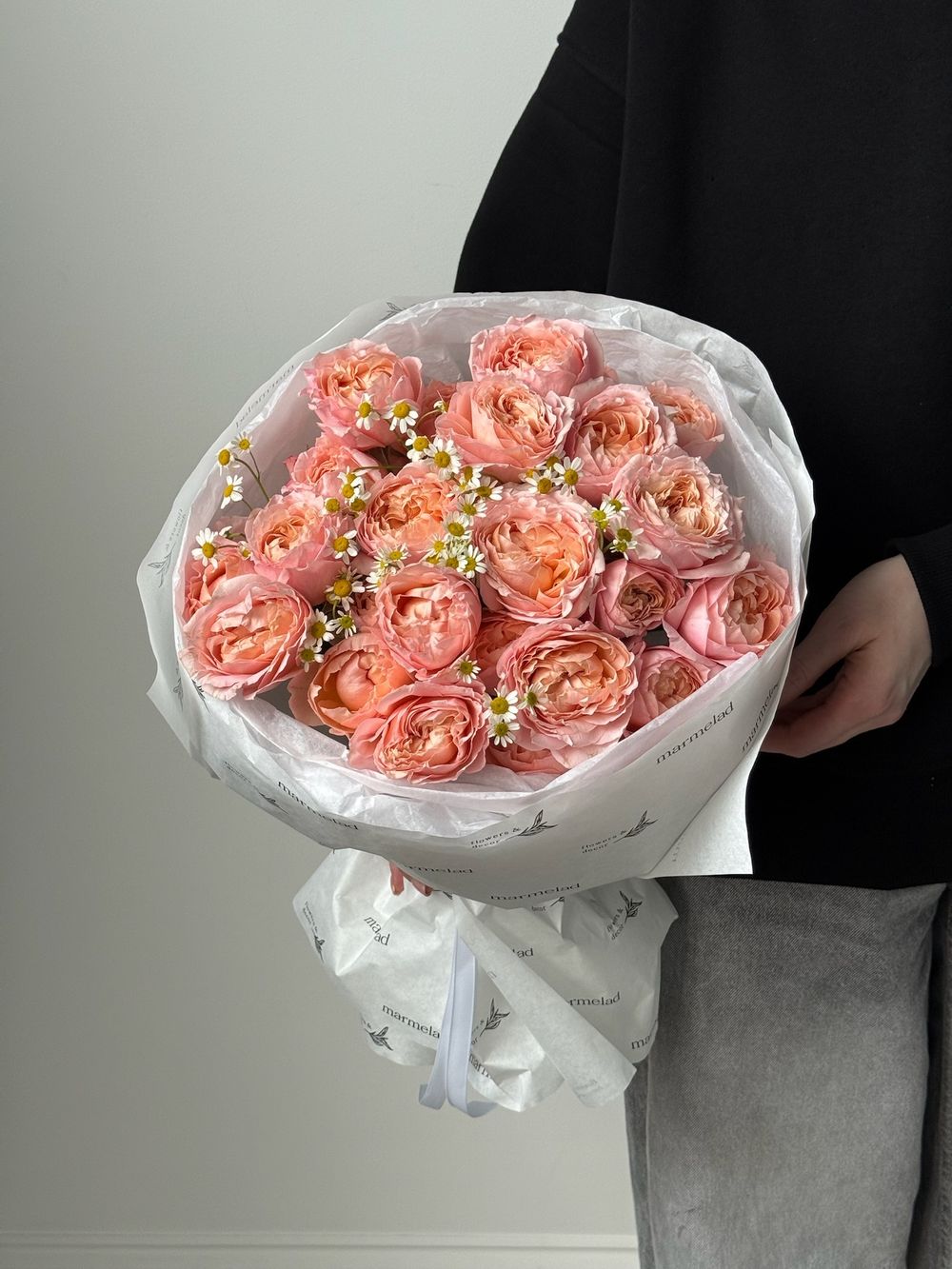 Букет из кустовых пионовидных роз и ромашки