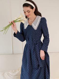 Платье с кружевным воротником