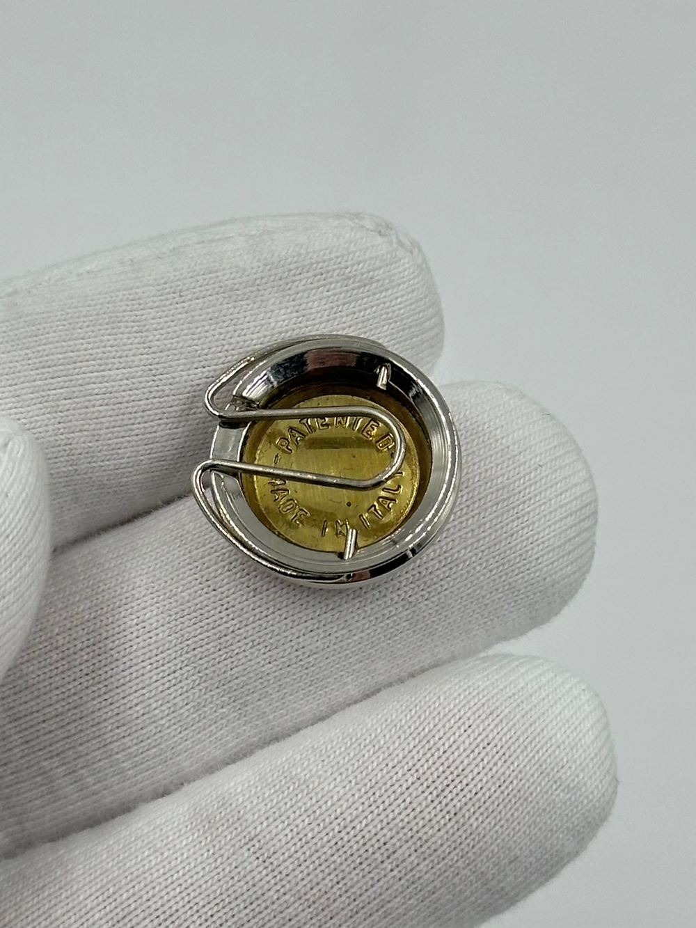 Накладка на пуговицу с зелёной вставкой