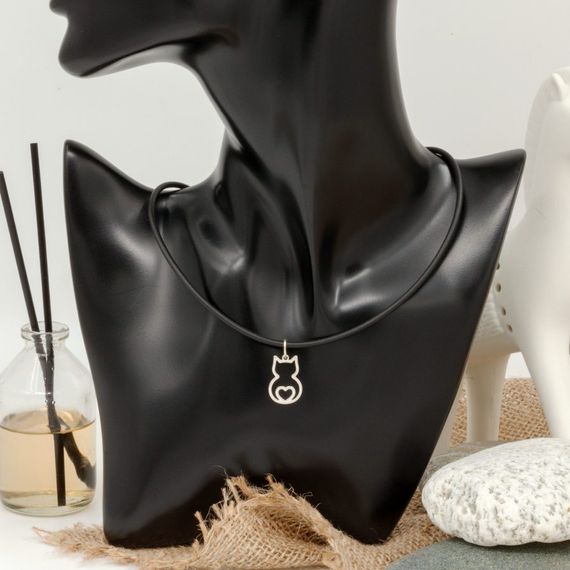 Котик с сердечком внутри - ювелирная подвеска из серебра 925 пробы на постаменте