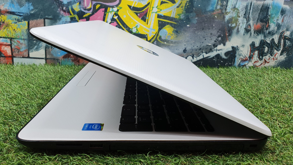 Ноутбук HP i5-5/8 Gb/Radeon R5 M330 2 Gb/ 15-ac022ur (N1K64EA)