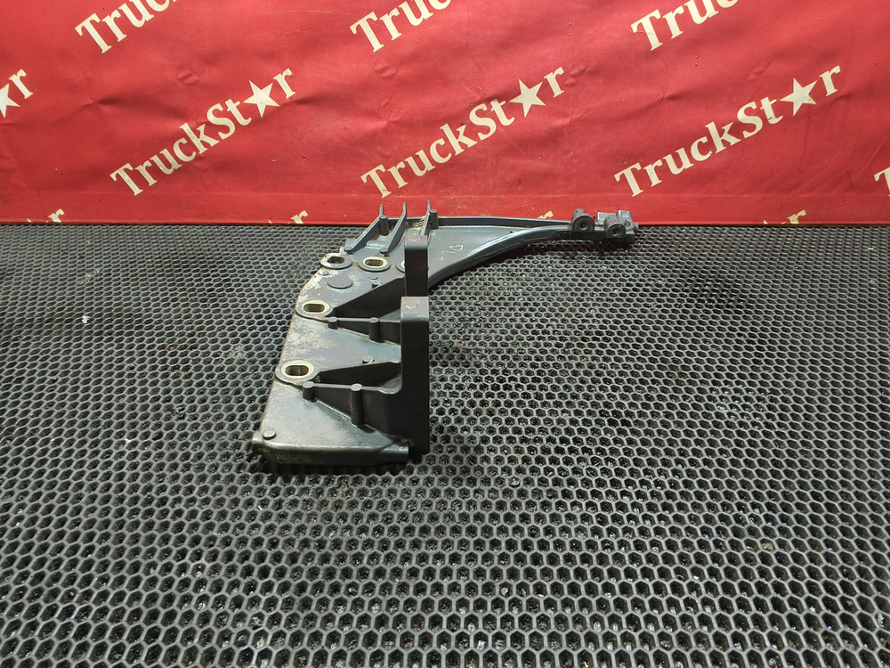 Кронштейн подножки левый 2020г