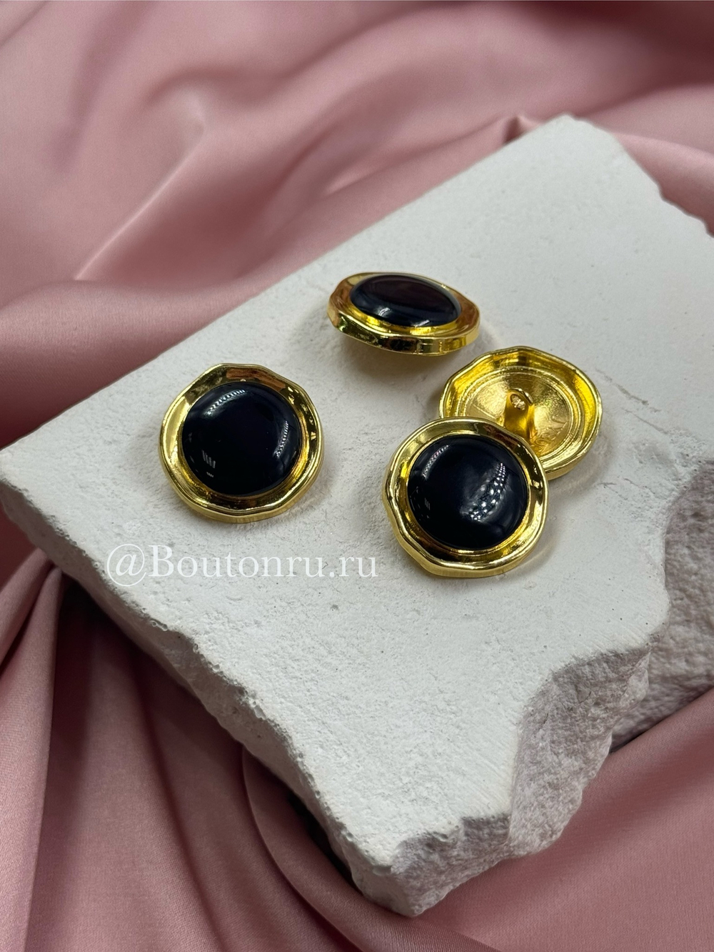 Пуговицы Скиапар. круглые золотистые с черной эмалью