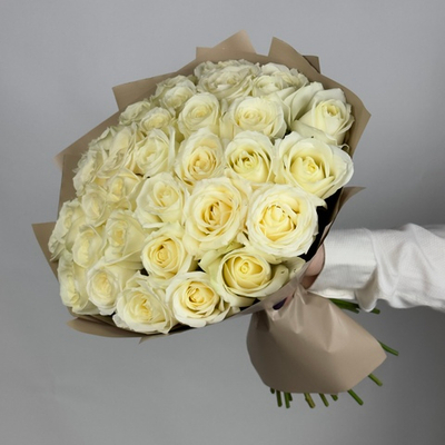 Букет цветов из 35 белых роз Россия 40 см