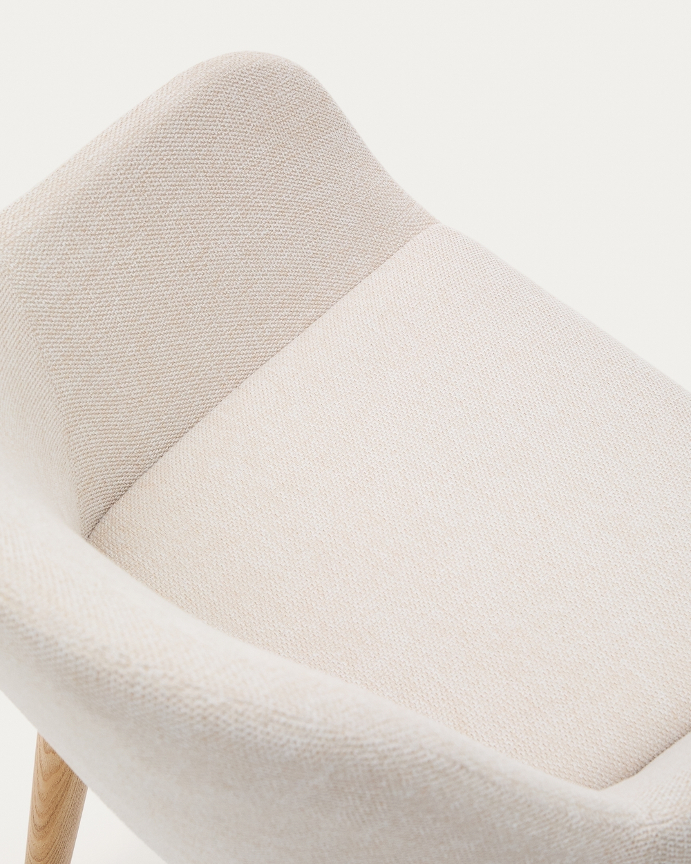 Стул Konna бежевого цвета с ножками из массива ясеня