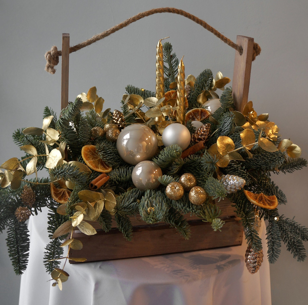 Композиция в деревянном ящике с золотыми свечами