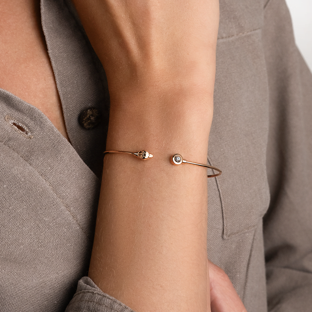 Браслет жесткий из красного золота с бриллиантом