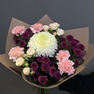 Букет "Дуэт" (Кустовые розы, хризантема, диантус)