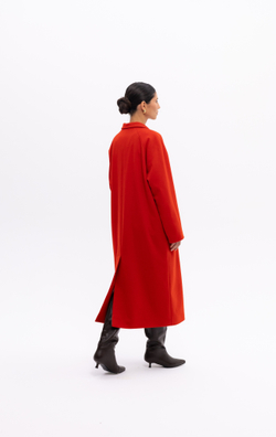 Красное двубортное пальто