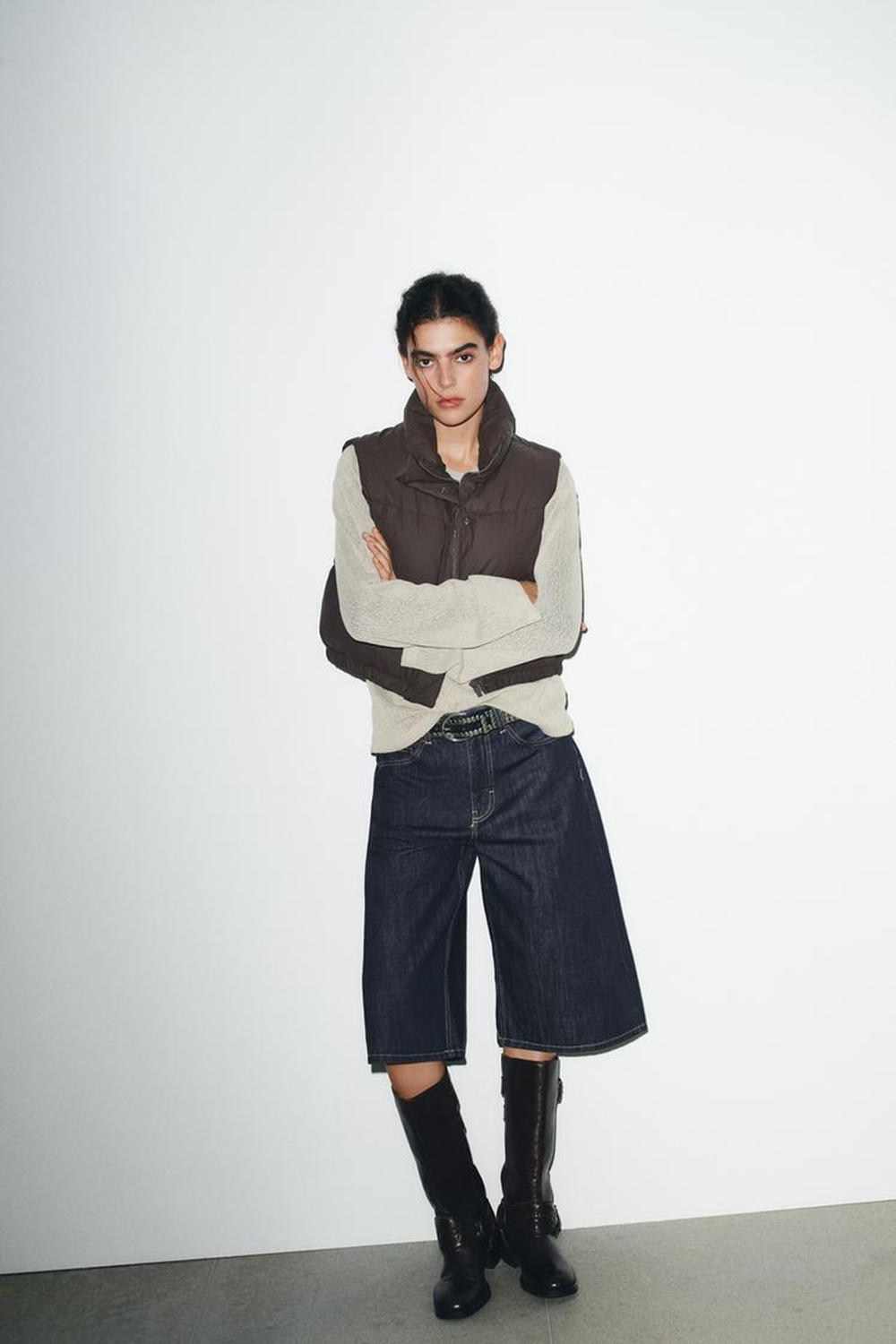 ZARA ПРОРЕЗИНЕННЫЙ СТЕГАНЫЙ ЖИЛЕТ, ТЕМНО-КОРИЧНЕВЫЙ