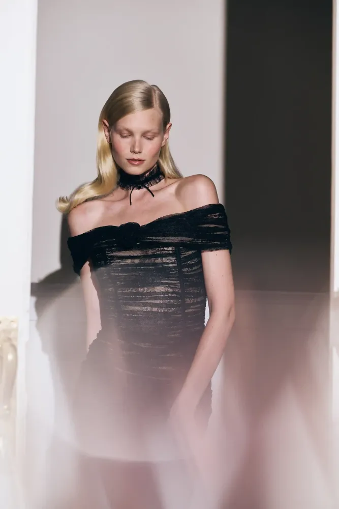 Fibi midi, платье миди из черного кружева, с розой