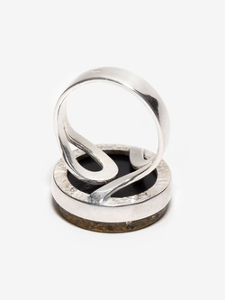 Серебряное кольцо с цельным зеленым янтарем, диаметр 2 см безразмерное