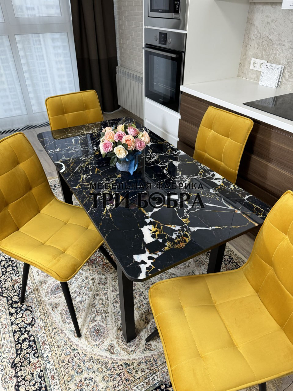 Стеклянный раздвижной стол "Черный мрамор" и стулья "ГУЧИ" желтый