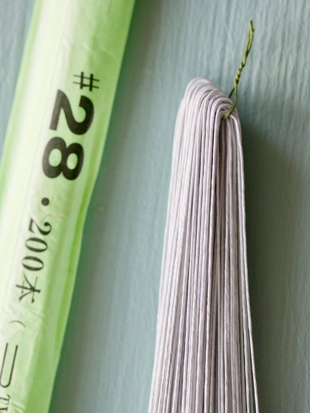 Проволока длинная японская формат U в зеленой упаковке № 28 Белая, длина 72 см согнута пополам, 100 штук.