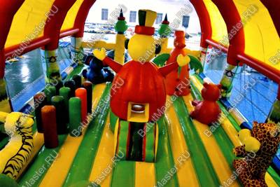 Надувной батут "Зверята с крышей 3" со скалодромом, 10*6*5 м