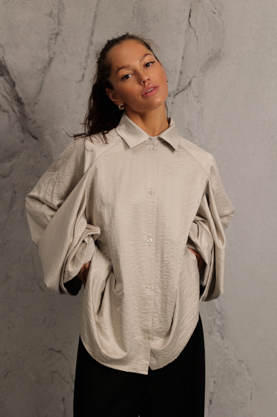 Блуза с акцентными рукавами