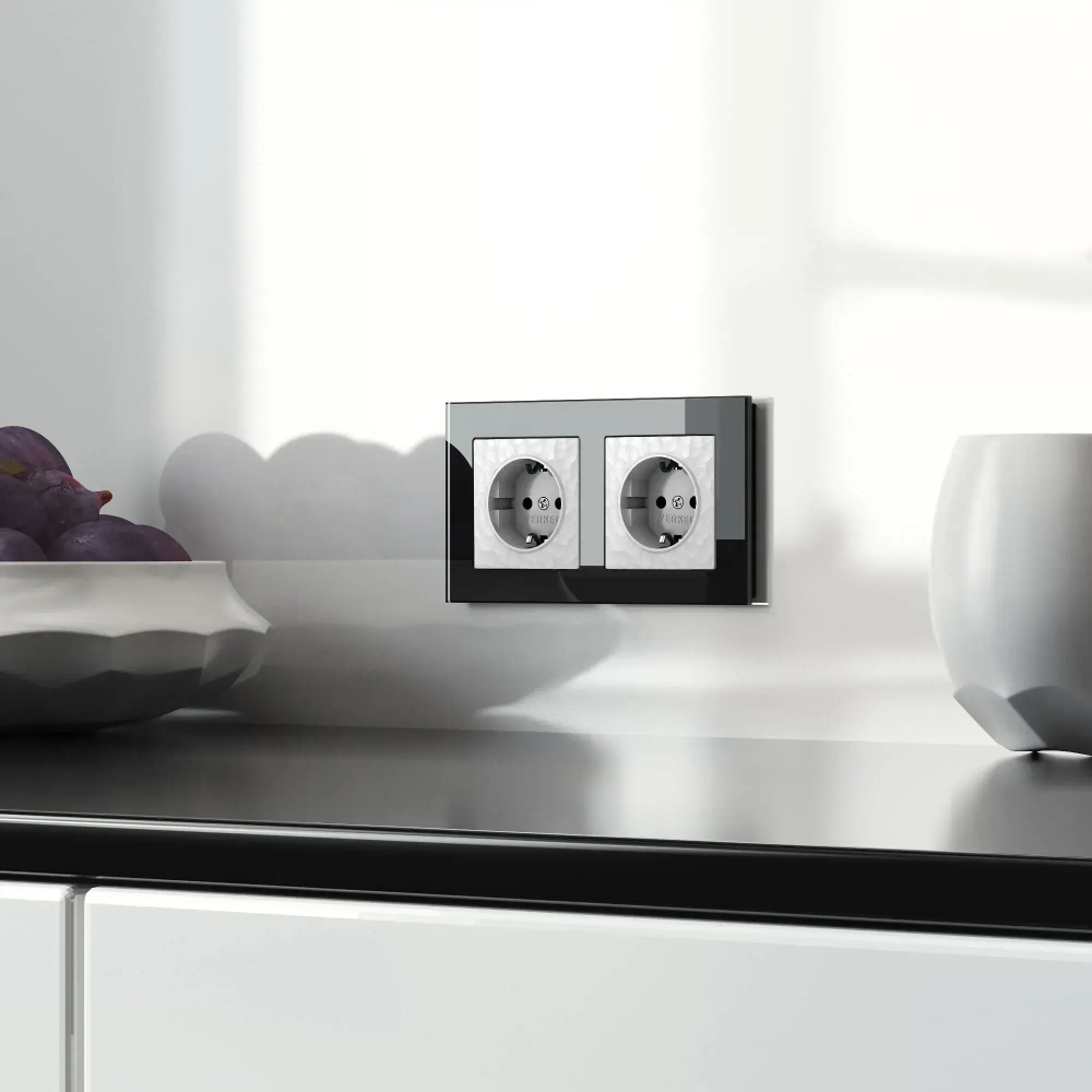 Розетка с заземлением и шторками (белый) W1271101