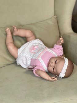 Кукла Berbesa мягконабивная 50см SARA с пледом (5217S)