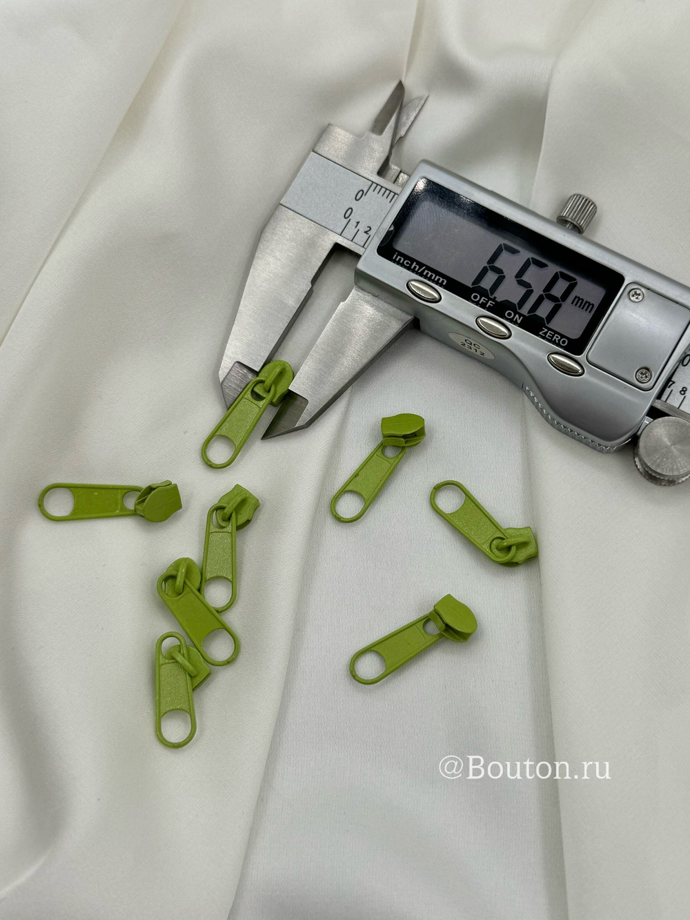 Собачка / бегунок для молнии светло-зеленый (салатовый) 6,5 мм