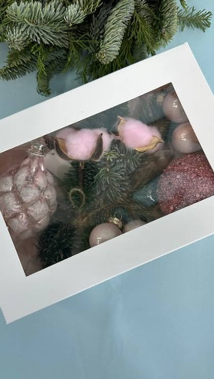 Стеклянные игрушки и букет #69