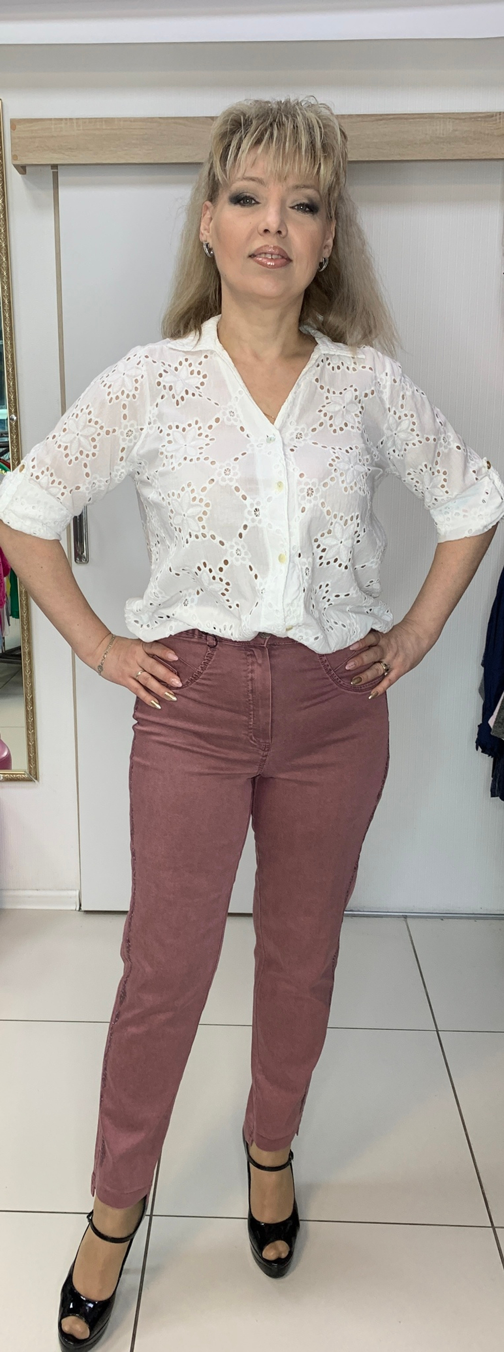 Тонкие брюки со стразовой надписью в виде лампас