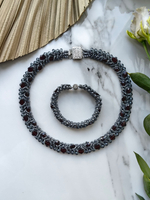 Браслет из бисера "Змейка" ручной работы с камнем Гранат (гроссуляр)