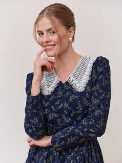 Платье с кружевным воротником