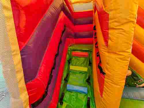 Коммерческий надувной батут «Попугаи и друзья 2» с крышей, 6x4x4 м