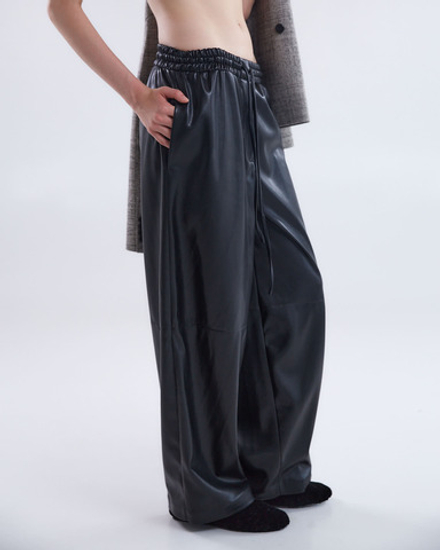 Брюки на резинке из искусственной кожи черный
