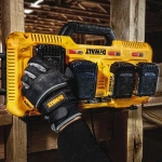 Универсальное зарядное устройство на 4 порта DeWALT DCB104, DCB104-QW
