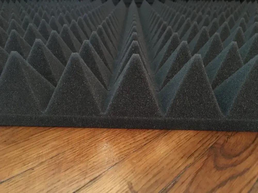 Акустический поролон "пирамида" 2000х1000х65мм графитовый