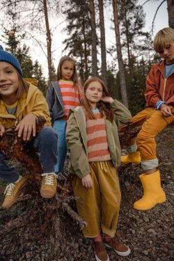 Ветровка цвета оливки с вышивкой "Шпиц"